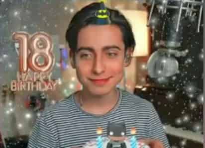 “18 años de amor”, escribió el actor, cantautor y embajador de la ONU, Aidan Gallagher, a través de su cuenta de Instagram. Y es que este sábado 18 de septiembre, el joven artista estadounidense cumple su mayoría de edad. (ESPECIAL)
