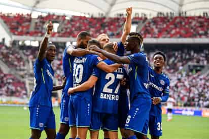 Un Bayer Leverkusen con 10 hombres derrotó el domingo a domicilio 3-1 al Stuttgart en la Bundesliga. (TWITTER)