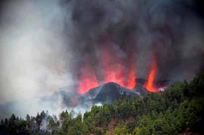 Unas 2,000 personas han sido evacuadas, 500 de ellas turistas, por la erupción este domingo de un volcán situado en la zona de Cumbre Vieja, en la isla española de La Palma, uno de los complejos volcánicos más activos del archipiélago atlántico de Canarias, después de una semana en la que se acumularon miles de seísmos en la zona. (ESPECIAL)

 