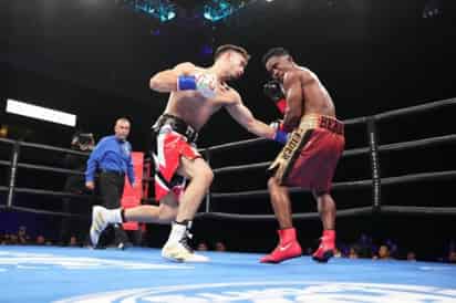 El prospecto mexicoestadounidense José Valenzuela mantuvo su invicto, al derrotar por decisión unánime al colombiano Deiner Berrío, en el combate estelar de una cartelera que la empresa Premier Boxing Champions organizó en la Arena Mechanics Bank, de Bakersfield, California. (ARCHIVO)