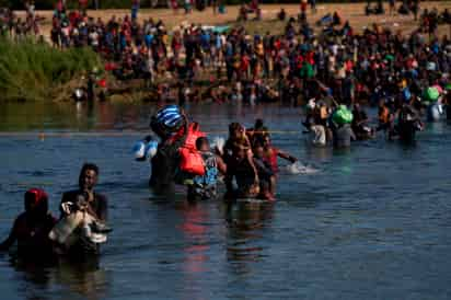 El Gobierno de Estados Unidos insistió este lunes en que los migrantes que lleguen a la frontera sur del país de manera ilegal serán 'devueltos' a sus naciones de origen, después del cruce masivo en los últimos días de más de 13,000 migrantes, en su mayoría de Haití. (EFE) 
