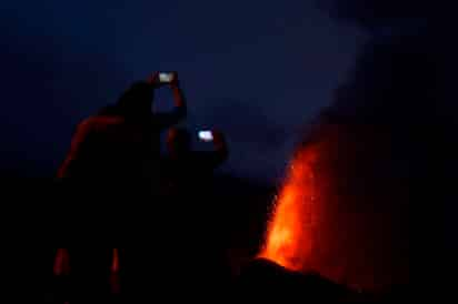 Las vías de la isla española de La Palma se colman de vehículos al atardecer, cuando residentes y turistas acuden a fotografiar la reciente erupción volcánica que ha arrasado con casas, cosechas y almacenes. (ARCHIVO) 