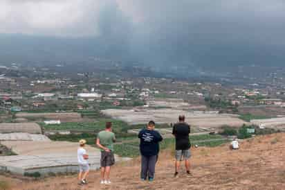 La lava del volcán de La Palma avanza a cuatro metros por hora y durante la pasada noche solo recorrió quince metros, según la información difundida por el Gobierno de Canarias tras la reunión del comité director del Plan Especial de Protección Civil y Atención de Emergencias por Riesgo Volcánico (Pevolca). (EFE)