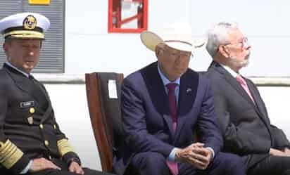 El embajador, quien porta su tradicional sombrero texano, se encuentra sentado cerca del presidente López Obrador. (ESPECIAL)