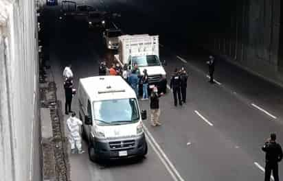 Fueron atacados a balazos este viernes en el desnivel de Avenida Oceanía y Circuito Interior, presuntamente por dos delincuentes que buscaban robar una camioneta de carga. (ESPECIAL)