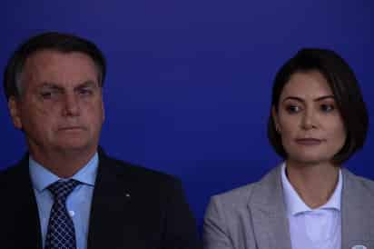 El presidente brasileño, Jair Bolsonaro, reveló este viernes que su esposa se vacunó contra la COVID-19 en Estados Unidos y recibió una ola de críticas de quienes consideraron esa actitud como un 'desprecio' a la salud pública del país. (ARCHIVO) 