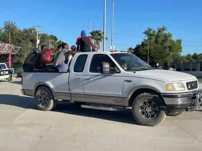 Fue alrededor de las seis de la tarde de ayer que los migrantes comenzaron a ser trasladados a las instalaciones de un lugar conocido como Terraza Fandango.