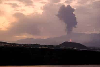 Cuando este domingo una nueva colada de la erupción en la isla española de La Palma arrasó en cuestión de minutos Todoque, los bomberos que durante días habían hecho todo lo exigible -y hasta intentado lo imposible, como encauzar un río de lava- sintieron una punzada que les acompañará por mucho tiempo a todos ellos. Llevan días sintiéndose impotentes ante el volcán. (EFE) 
