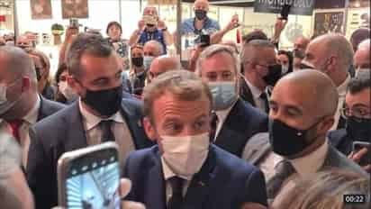 El presidente francés, Emmanuel Macron, recibió el impacto de un huevo cuando se daba un baño de masas durante el Salón Internacional de la Restauración y el Turismo de Lyon, por parte de un individuo que gritó 'Viva la revolución'. (ESPECIAL)
