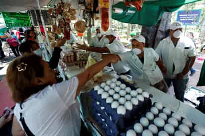 El empleo sí se ha recuperado pero la mayor parte en la informalidad y hay todavía un tema con la subocupación. Y además, hay salarios menores a los que se tenían antes y esto implica una afectación para las familias mexicanas', dijo .la directora de análisis de Banco Base, Gabriela Siller.