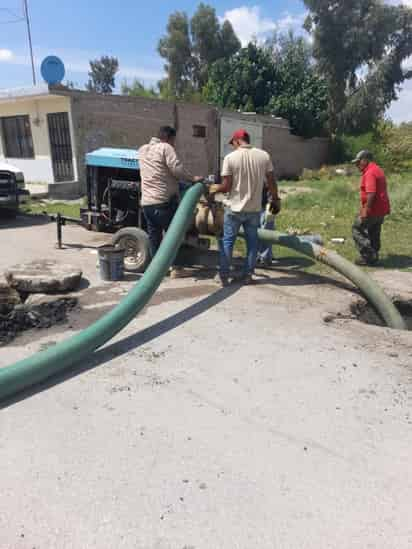 Se realizan algunos trabajos para evitar que se registre encharcamiento de agua sucia. (EL SIGLO DE TORREÓN)