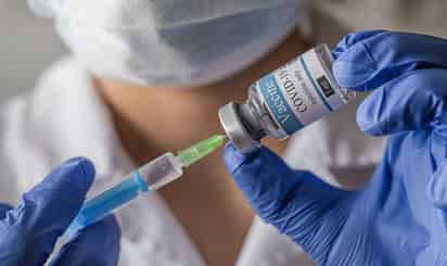 Los CDC de Estados Unidos, consideran que se está completamente vacunado dos semanas después de recibir una segunda dosis de la vacuna de Pfizer o Moderna, o una dosis del fármaco de Johnson & Johnson (ESPECIAL) 