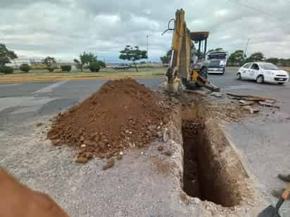 El Sistema Descentralizado de Agua Potable y Alcantarillado de Gómez Palacio (Sideapa), se encuentra realizando labores de interconexión e introducción de drenaje pluvial en diversos puntos de la ciudad que se ven más afectados durante las lluvias, dando prioridad a las vialidades principales. (EL SIGLO  DE TORREÓN) 
