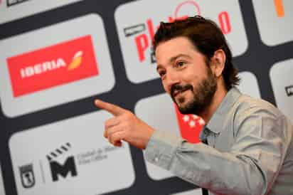 'Ese wey de 20 años, no me hubiera hecho caso', dice bromista Diego Luna, cuando se le pregunta qué le diría a su yo de hace dos décadas, cuando comenzaba en el mundo del cine. (ARCHIVO) 