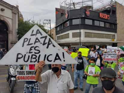 Fue a las 16:30 horas que cientos de personas llegaron a la Alameda, donde cada colectivo sostenía mantas con consignas a favor de los derechos humanos.