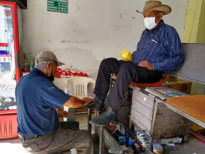 A mi me tocó el Matamoros romántico, ahorita ya ni industria hay”, recuerda con una gran nostalgia el señor Miguel, quien por muchos años se ha encargado de lustrar los zapatos de personajes de la vida política y social del municipio.
