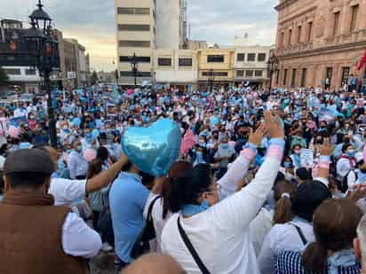 Con el objetivo de unirse a la Marcha Nacional en Favor de la Mujer y la Vida, alrededor de dos mil saltillenses realizaron un recorrido por las calles de Saltillo, dónde se manifestaron en contra del aborto.
