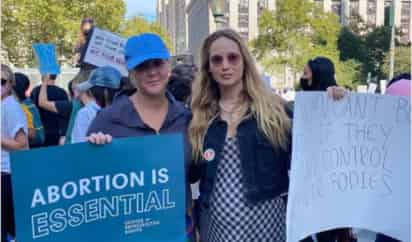 Jennifer Lawrence hizo un aparición en la Marcha de las Mujeres para apoyar el derecho al aborto seguro, donde estuvo acompañada de la también actriz y comediante Amy Schummer. (INSTAGRAM)  
