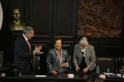 Recibió a sus 91 años el máximo galardón en el país, en medio de aplausos y reconocimientos de la clase política que la ha acompañado durante años. (ESPECIAL)