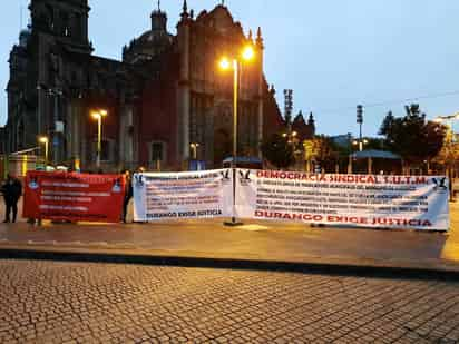 Trabajadores sindicalizados del Municipio de Durango acudieron al Palacio Nacional para solicitar la intervención de las autoridades federales en el caso de 'Lichita'. (EL SIGLO DE TORREÓN)