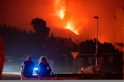 El terreno ganado por la lava al mar en la isla española de La Palma, el llamado delta lávico ('fajana'), corre el riesgo de derrumbarse, si continúa su avance a profundidades mayores en el océano, lo que iría acompañado de la liberación brusca de gases, con explosiones hidromagmáticas y olas. (EFE)