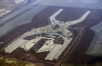 Proyecto casi faraónico del presidente Peña Nieto ahora luce bajo el agua. (ARCHIVO)