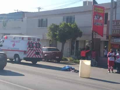 El hombre murió instantáneamente al ser arrollado por dos autos que se retiraron del lugar. (EL SIGLO DE TORREÓN)