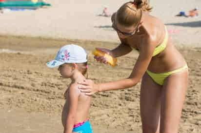 ¿Qué pasa si miramos en el microscopio la piel del bañista que, sin preocuparse, toma sol en la playa? Un innovador proyecto de médicos y científicos uruguayos busca responderlo para combatir el cáncer de piel. (ESPECIAL)
 