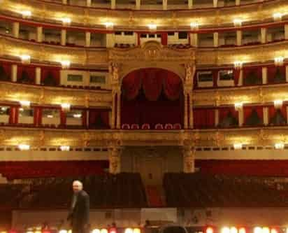 Un actor murió en el teatro Bolshoi de Moscú en un accidente durante un cambio de escena, según reportaron medios rusos el domingo.