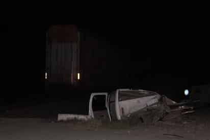 Tras el fuerte el impacto, la camioneta giró, posteriormente fue proyectada a unos 15 metros, para finalmente quedar al fondo de un arroyo.