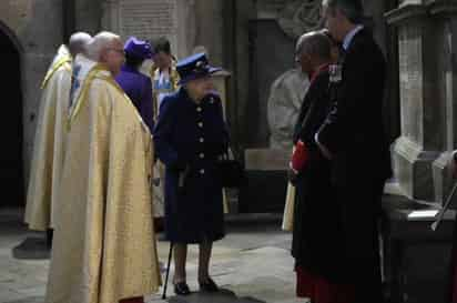 La reina Isabel II del Reino Unido apareció este martes usando un bastón por primera vez en un acto público, al asistir a un servicio religioso en la abadía de Westminster (Londres) en conmemoración del centenario de la organización benéfica de las Fuerzas Armadas Royal British Legion. (ESPECIAL) 
