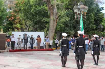 Se realizó un acto cívico en la plaza principal de la ciudad. (EL SIGLO DE TORREÓN)