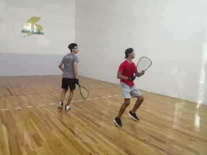 Con la participación de los mejores raquetbolistas del país y teniendo como sede las canchas del Club San Isidro de esta ciudad, este martes comenzó la actividad del Torneo Selectivo Nacional Infantil y Juvenil 2021, que definirá a los integrantes del “Tri” de raquetbol juvenil, que buscará su sexto título mundial consecutivo. (EL SIGLO DE TORREÓN) 
