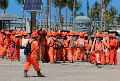 Señalan que los obligan a trabajar horas extras, pero no se las quieren pagar. (EFE)