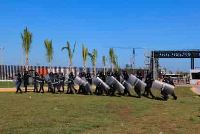 Tres heridos fue el saldo este miércoles de un choque entre policías antimotines que lanzaron gases contra empleados que mantienen una huelga en la refinería de Dos Bocas, en el estado mexicano de Tabasco, según denuncian los trabajadores. (EFE) 
