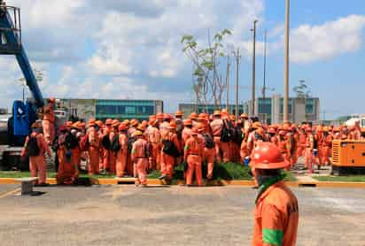 Medios locales publicaron un video de un usuario de Facebook en el que se aprecia la irrupción de policías durante las manifestaciones de los trabajadores de la refínería de Dos Bocas el día de hoy en Tabasco y la agresión a un joven quien resultó lesionado en uno de sus ojos. (ARCHIVO) 