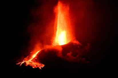 El volcán de Cumbre Vieja en isla española de La Palma sigue rugiendo 26 días después del inicio de su erupción, con una sismicidad que ha ido en aumento en las últimas horas y con el avance lento pero inexorable de la lava, que han obligado a nuevos desalojos de población. (ARCHIVO) 

 