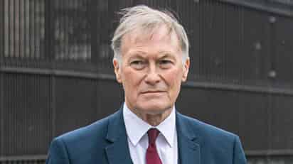 El diputado conservador David Amess, que fue apuñalado hoy mientras atendía a los ciudadanos de su circunscripción en Essex (sureste de Inglaterra), ha muerto, informó la Policía. (ESPECIAL) 