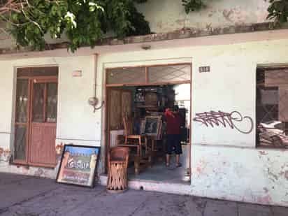 En la tienda de José se apilan muebles, máquinas de coser, lámparas, reproductores de audio, televisores y montones de discos de vinilo. (EL SIGLO DE TORREÓN)