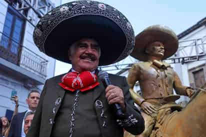 A más de dos meses de haber sido hospitalizado Vicente Fernández podría dejar el área de terapia intensiva, según lo indicaron sus médicos.