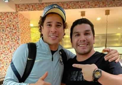 Salvador Cabañas visitó la concentración del América, siendo recibido con una gran sonrisa por el capitán Guillermo Ochoa.