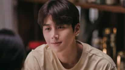 El actor Kim Seon Ho es una de las grandes estrellas de los doramas, el famoso de 35 años es protagonista de varios éxitos televisivos tales como 'Hometown Cha Cha Cha' en donde actúa junto a Sin Min Ah, está en medio de la polémica, debido a que lo acusan de presuntamente haber obligado a su exnovia de realizarse un aborto. 
