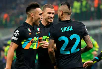  El Inter de Milán, con goles del bosnio Edin Dzeko, el chileno Arturo Vidal y el holandés Stefan De Vrij, doblegó 3-1 este martes al Sheriff Tiraspol, que llegaba a San Siro tras vencer al Real Madrid y al Shakhtar, y volvió a meterse en la pelea por el pase de ronda en el grupo D de la Liga de Campeones.
