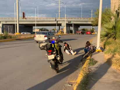 Tanto el ciclista como la muchacha quedaron en el pavimento luego del impacto. (EL SIGLO DE TORREÓN)