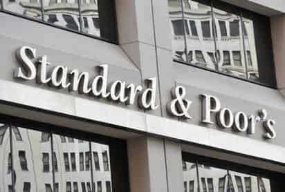 La agencia de calificación de deuda Standard & Poor's (S&P) anunció hoy que rebajaba la nota de la inmobiliaria china Sinic por haber incumplido con la fecha de pago de 250 millones de dólares de unos bonos 'offshore' y sus correspondientes intereses, del 9.5 %. (ESPECIAL) 