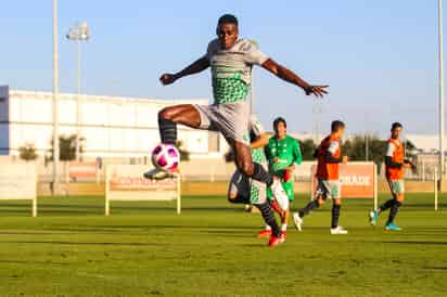 El espigado zaguero ecuatoriano, cuenta con un gran resorte que le ayuda a anticiparse en cada una de las jugadas dentro de los juegos, brindándole confianza al resto de sus compañeros en recta final del torneo. (CORTESÍA SANTOS)