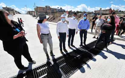 El gobernador José Rosas Aispuro recorrió el puente vehicular junto al presidente municipal de Tepehuanes y algunos habitantes. (EL SIGLO DE TORREÓN) 