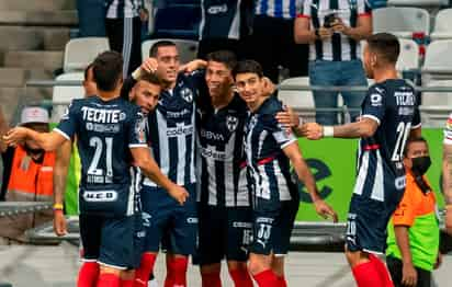 Aficionados acamparon afuera del estadio de Monterrey con la esperanza de comprar un boleto para el juego por el título de la Liga de Campeones de la Concacaf, entre Rayados y América. (ARCHIVO)