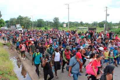 Tras caminar tres días por el sur de México y descansar en Huixtla, una localidad del estado de Chiapas, una caravana de migrantes retomó el miércoles su rumbo hacia la Ciudad de México con ánimo renovado y más integrantes. (ARCHIVO) 
