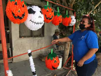 Como una forma de recordar a su madre, Dolores fabrica piñatas con las técnicas que le enseñó. (GUADALUPE MIRANDA)